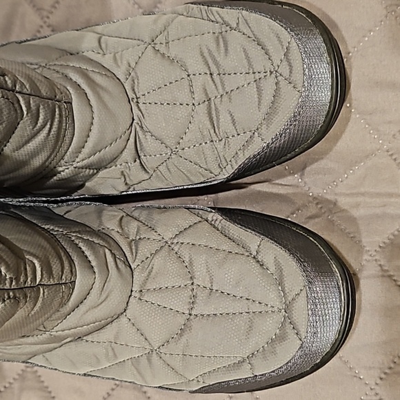 Columbia Boots - Picture 4 of 16